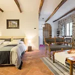 Medieval Stone Retreat With Views דירה