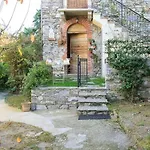 Medieval Stone Retreat With Views סטרסה