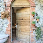 Medieval Stone Retreat With Views דירה סטרסה